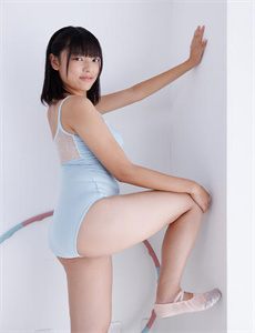 《美女裸露双乳被男人狂捏动态图》