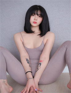 《跪在桌子下用嘴伺候主人》